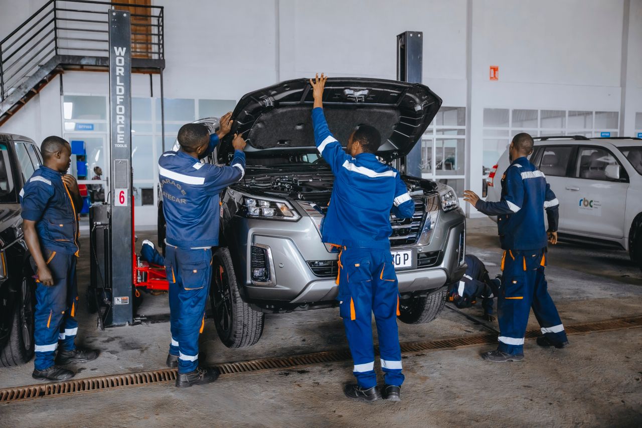 We have PROFESSIONAL TECHNICIANS READY TO FIX YOUR CAR.